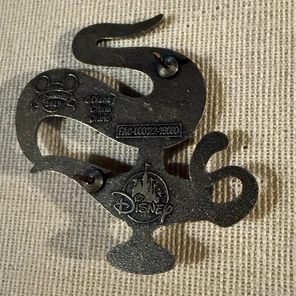Aladdin Magic Lamp Pin - Picture 2 of 2